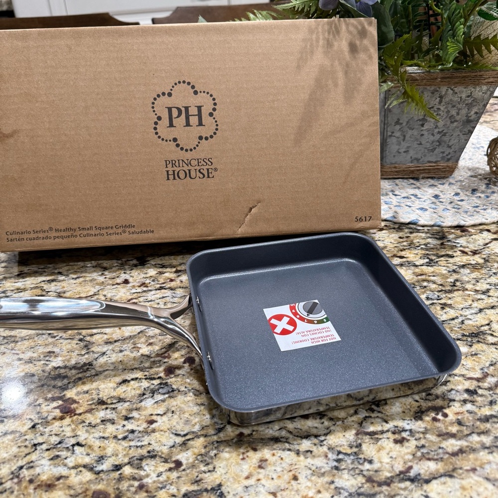 Princess House Black Square Griddle Pan. Ideal for pancakes and sandwiches.